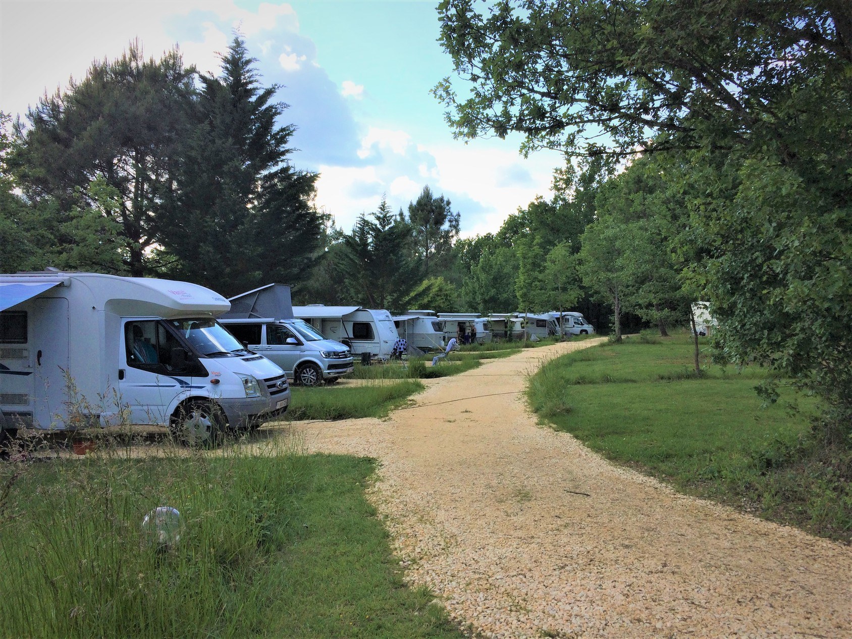Camping Naturiste Coteau De L'herm in Rouffignac-Saint-Cernin-de-Reilhac - Dordogne, Frankrijk foto 8685440
